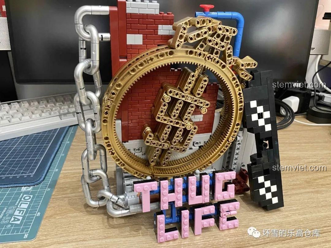Toàn bộ bộ lắp ráp Sembo 707901C Bộ 3 Thug Life đã hoàn thiện, bao gồm dây chuyền vàng, kính pixel, xì gà và giá đỡ, trưng bày trên bàn.