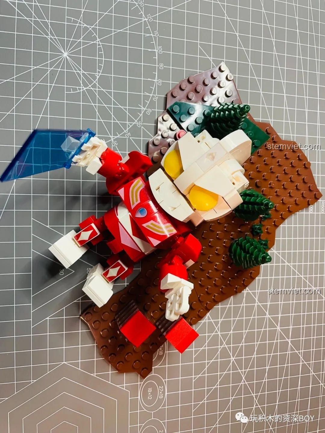 Mô hình Ultraman Diga đang trong quá trình lắp ráp, với phần thân và tay đã hoàn chỉnh, sẵn sàng cho các chi tiết cuối cùng.