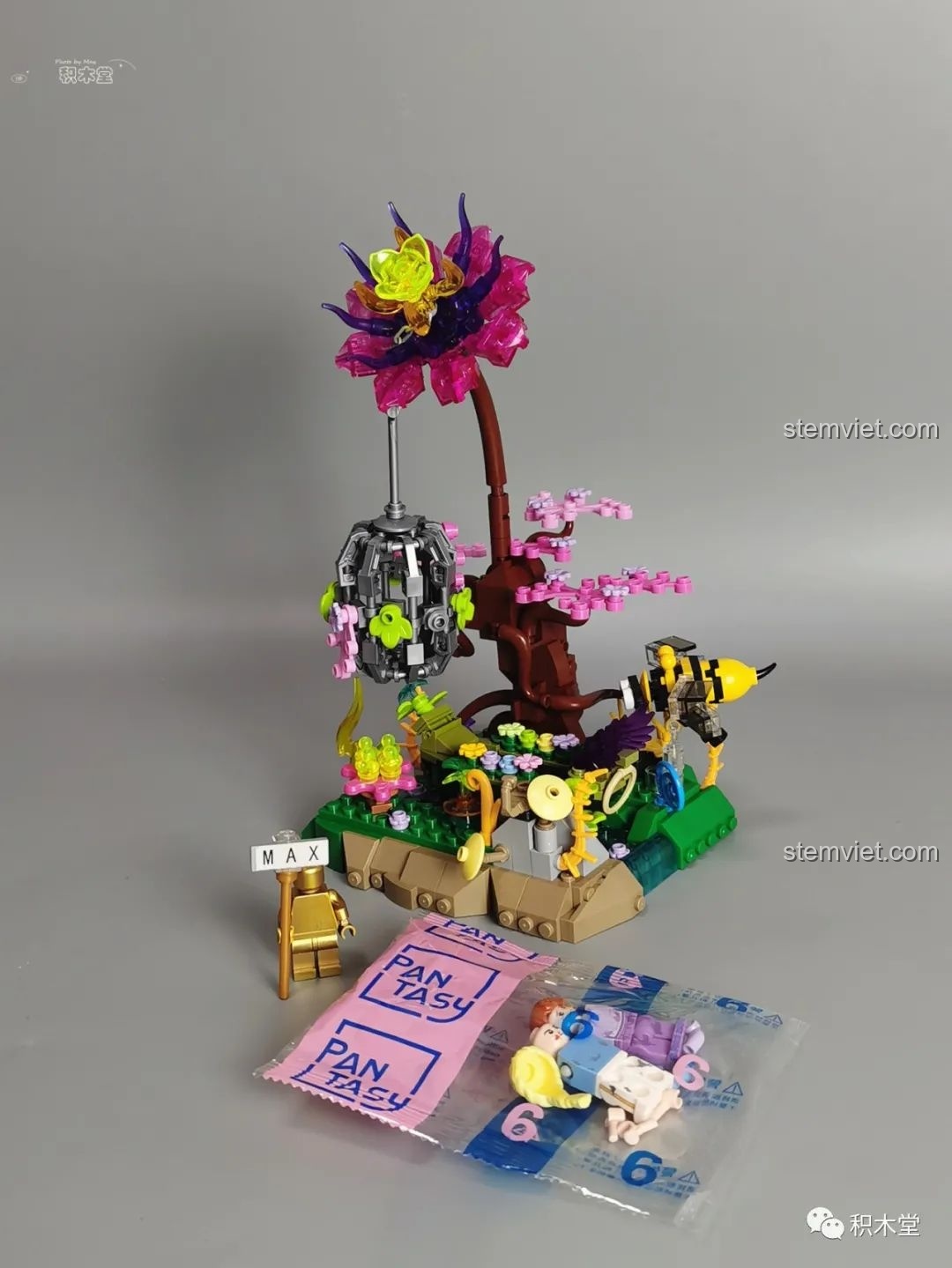 Cảnh quan chính của bộ Pantasy 15002 Mỹ Nhân Trong Lồng đã hoàn thành, chỉ còn thiếu nhân vật, tạo cảm giác háo hức cho bé.