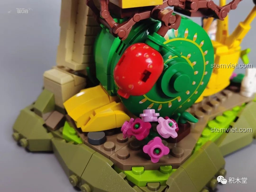 Góc nhìn chéo của hai mô hình Pantasy 15002 và 15003, làm nổi bật sự tương phản và bổ sung giữa chúng.