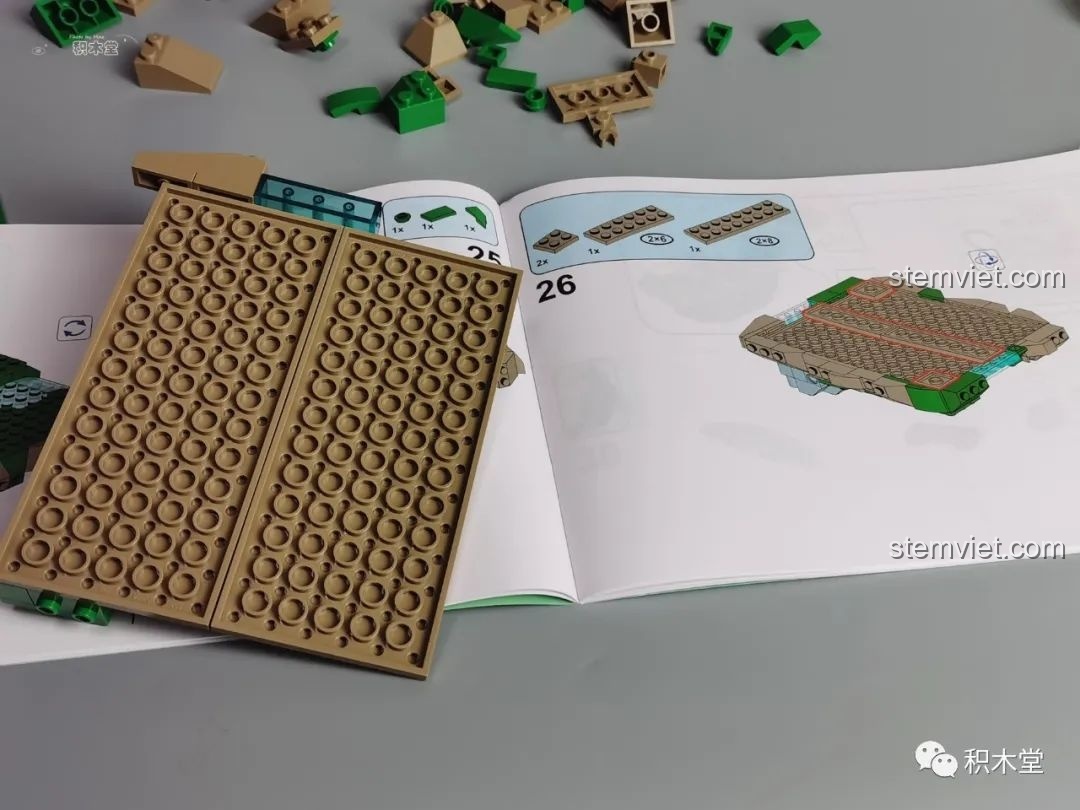 Bắt đầu quá trình lắp ráp bộ đồ chơi Pantasy 15002 Mỹ Nhân Trong Lồng, với phần đế và các mảnh ghép cơ bản, dễ dàng cho trẻ em.