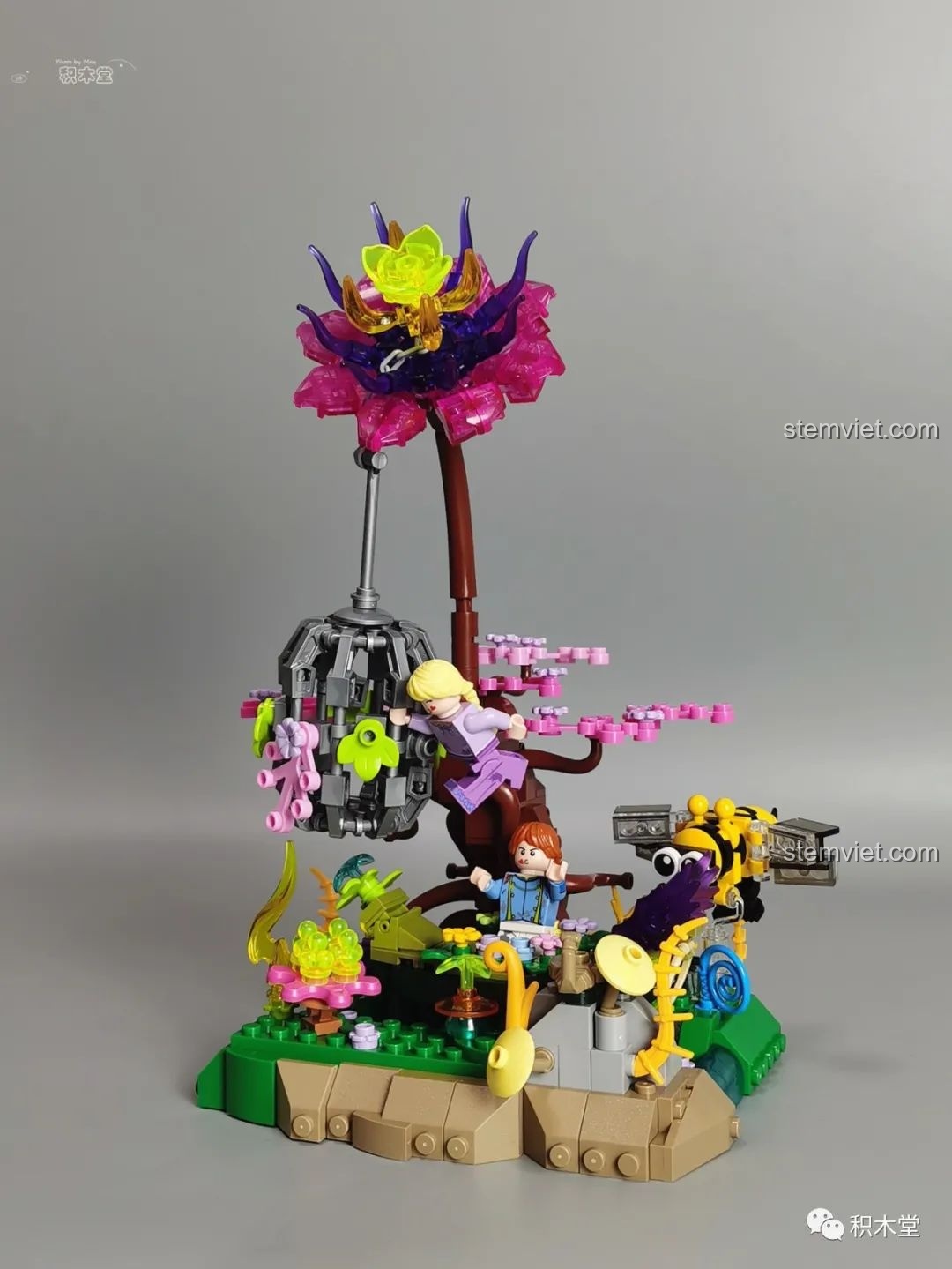 Góc nhìn chéo trái của mô hình Pantasy 15002 Mỹ Nhân Trong Lồng, thể hiện sự hài hòa của các chi tiết và màu sắc.