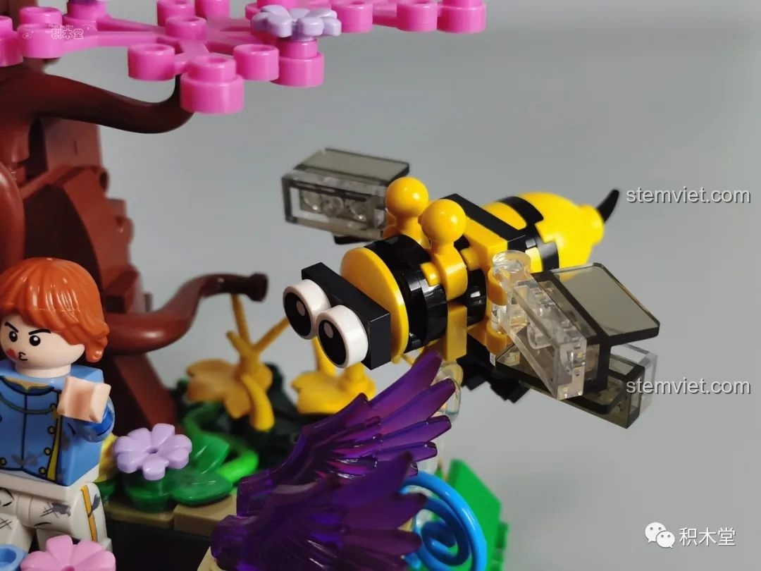 Chú thỏ trắng nhỏ xinh trong bộ Pantasy 15003 Ốc Sên Công Chúa, tăng thêm sự dễ thương và sinh động cho cảnh quan.