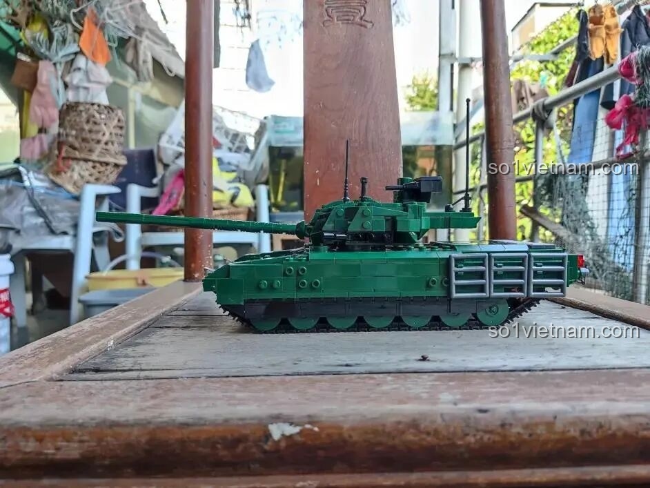 Mô hình Quái vật thép T-14 Armata Sluban 0850 nhìn từ phía sau bên trái, nổi bật với giáp lồng ở đuôi xe.