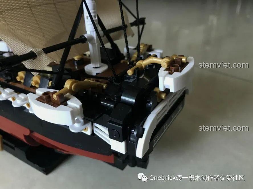 Cận cảnh chi tiết phần mũi của mô hình Sluban 836 Mô hình tàu chiến Constitution.