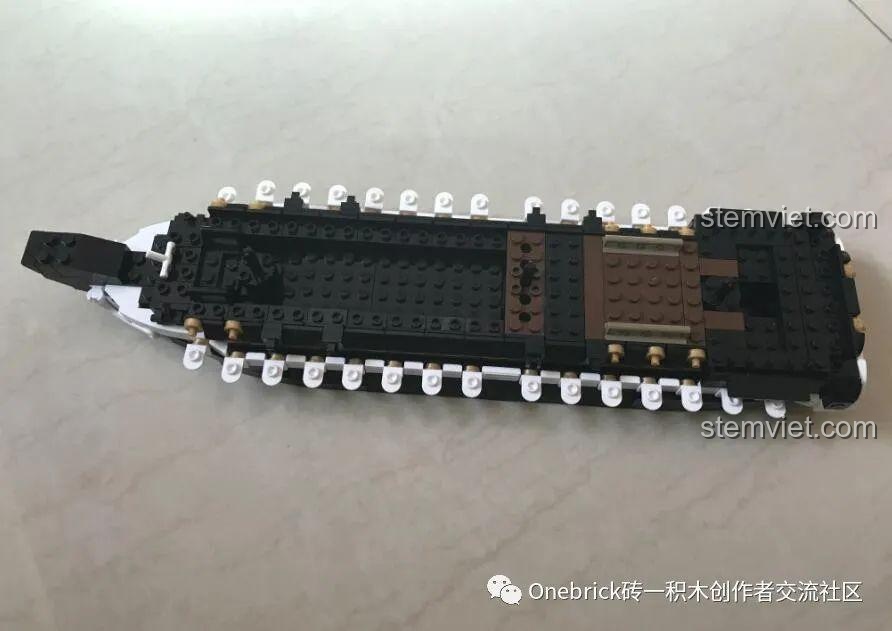 Hoàn thiện phần boong tàu của mô hình Sluban 836 Mô hình tàu chiến Constitution với các chi tiết.