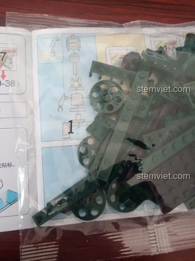 Mở hộp bộ lắp ráp xe tăng 215, các chi tiết được đóng gói cẩn thận trong túi.