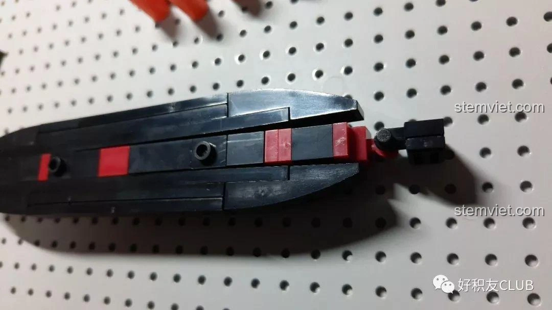 Phần đáy tàu của mô hình Sluban M38-B0576 Titanic đã được hoàn thiện, tạo nền tảng vững chắc cho toàn bộ cấu trúc.