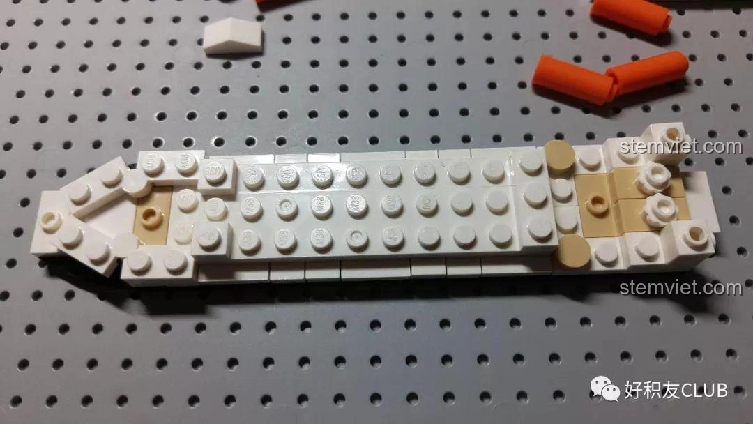 Quá trình lắp ráp phần boong tàu màu trắng của mô hình Sluban M38-B0576 Titanic, các chi tiết nhỏ dần hiện rõ.