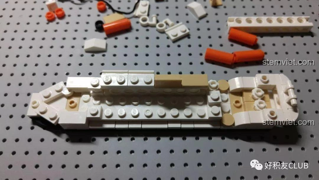 Phần boong tàu của mô hình Sluban M38-B0576 Titanic gần hoàn thiện, với sự kết hợp hài hòa của màu trắng và be.