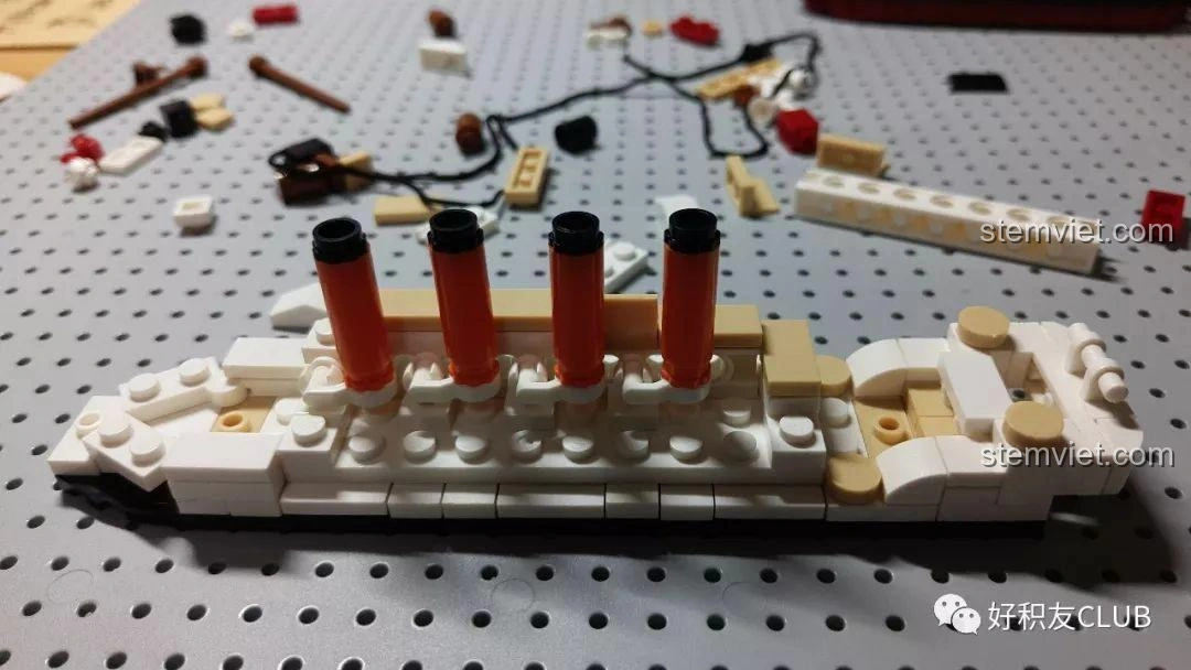 Bốn ống khói đặc trưng của tàu Titanic được lắp vào mô hình Sluban M38-B0576, tạo nên dáng dấp quen thuộc.