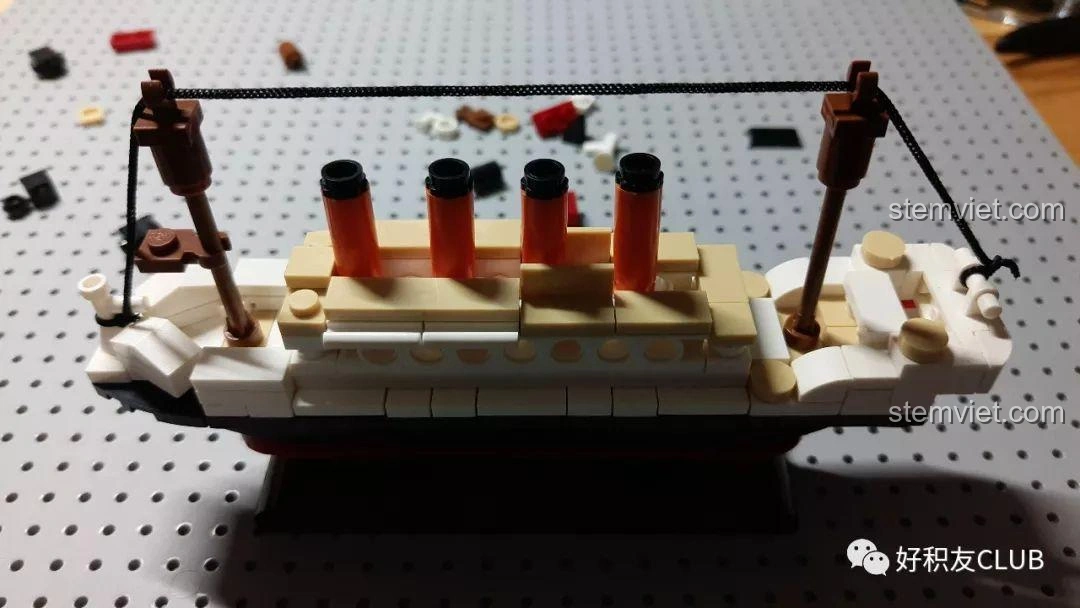 Góc nhìn khác của mô hình Sluban M38-B0576 Titanic với các cột buồm và dây cáp đã hoàn thiện, sẵn sàng trưng bày.