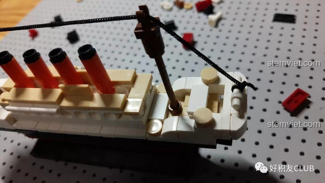 Cận cảnh phần đuôi tàu của mô hình Sluban M38-B0576 Titanic, với các chi tiết nhỏ được lắp ráp hoàn chỉnh.