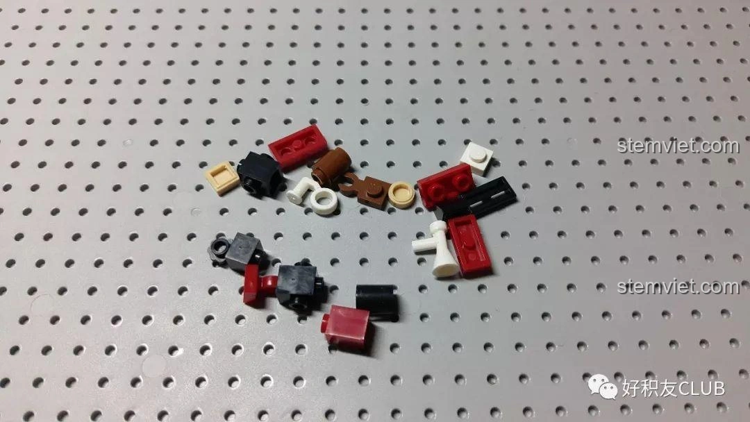 Các mảnh ghép thừa sau khi hoàn thành mô hình Sluban M38-B0576 Titanic, cho thấy sự hào phóng của nhà sản xuất.