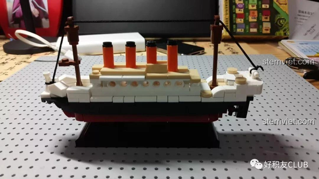 Mô hình tàu Titanic Sluban M38-B0576 hoàn chỉnh, đặt trên bàn làm việc, sẵn sàng để trưng bày và khám phá.