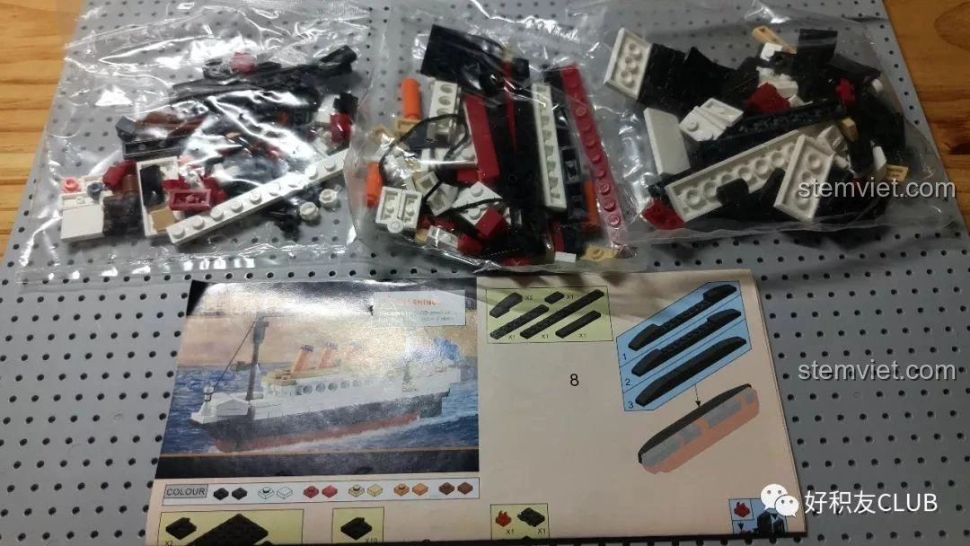 Ba túi linh kiện và tờ hướng dẫn lắp ráp đơn giản của bộ lắp ráp Sluban M38-B0576 mô hình tàu Titanic.