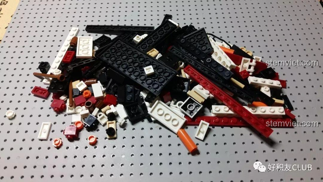 Tất cả 194 mảnh ghép của bộ lắp ráp Sluban M38-B0576 mô hình tàu Titanic được đổ ra bàn, sẵn sàng cho quá trình lắp.