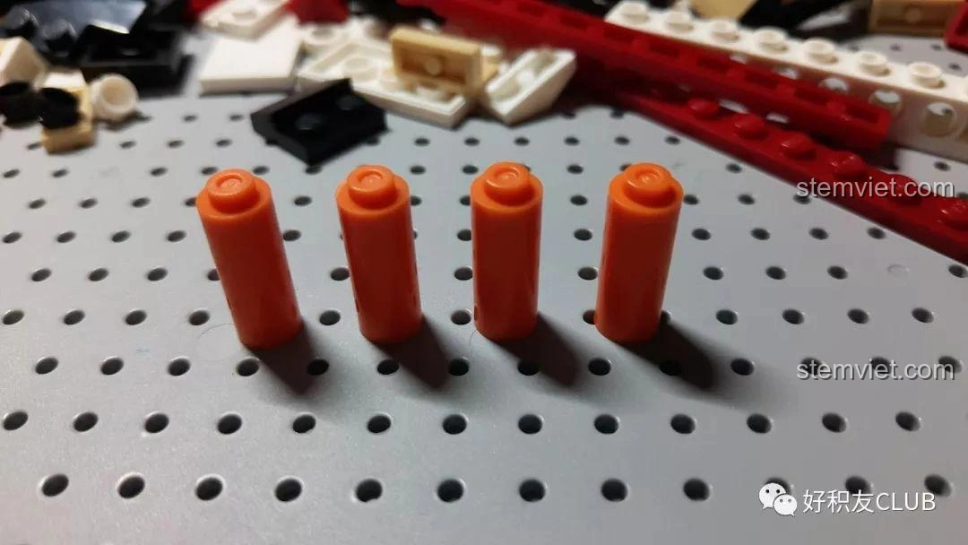 Cận cảnh bốn ống khói màu cam nổi bật, những chi tiết đặc biệt của mô hình tàu Titanic Sluban M38-B0576.