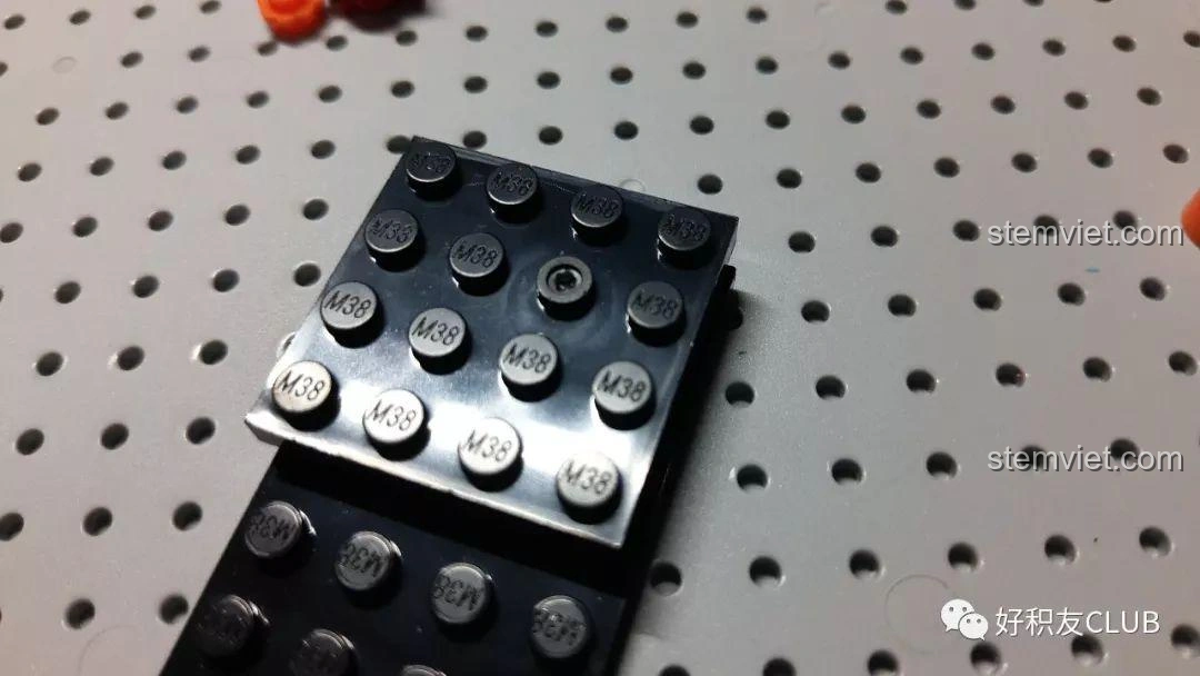 Cận cảnh các mảnh ghép của Sluban M38-B0576 mô hình tàu Titanic với ký hiệu M38 rõ ràng.