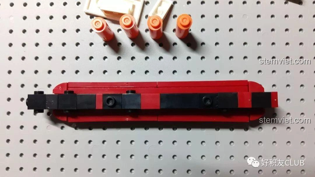 Phần thân tàu của mô hình Sluban M38-B0576 Titanic dần hình thành với các mảnh ghép màu đỏ và đen.