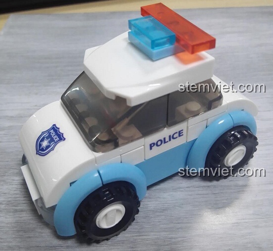 Các mảnh ghép của bộ Sluban M38-B0600B được phân loại trên mặt bàn.