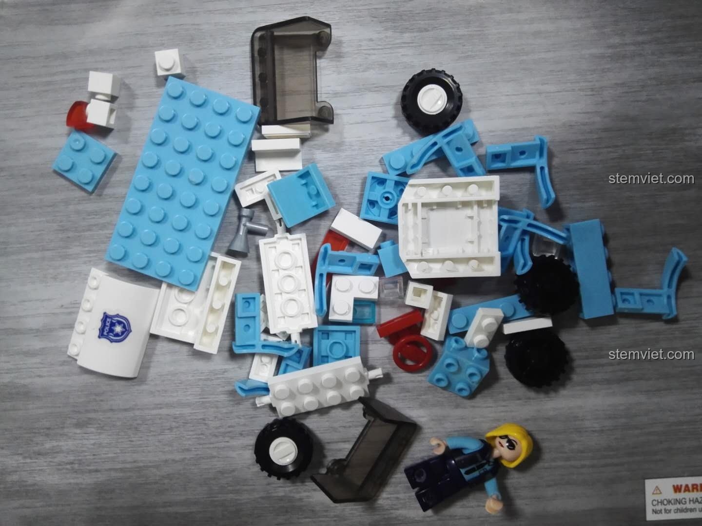 Các chi tiết của bộ Sluban M38-B0600B và một nhân vật minifigure cảnh sát.