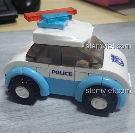 Xe cảnh sát Sluban M38-B0600B hoàn chỉnh, có đèn xanh đỏ trên nóc và chữ POLICE bên hông.