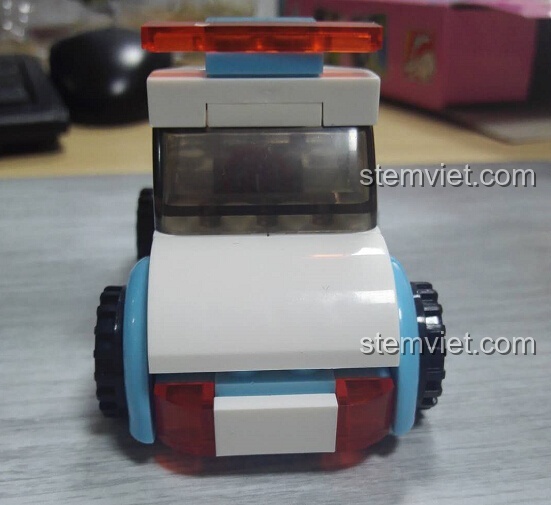 Mặt sau của xe cảnh sát Sluban M38-B0600B, có đèn hậu màu đỏ.