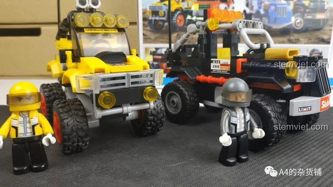 Bộ sưu tập bốn hộp đồ chơi lắp ráp Sluban M38-B0663 Xe Địa Hình Off-Road Alliance (A, B, C, D), mỗi hộp là một mẫu xe độc đáo với màu sắc và tính năng riêng biệt.
