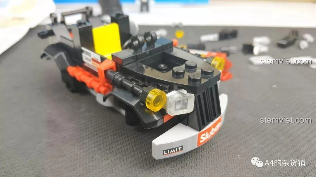 Góc nhìn bên cạnh của hai mô hình xe địa hình Sluban M38-B0663A Conqueror và M38-B0663D Explorer, cho thấy sự khác biệt trong thiết kế và cấu trúc.