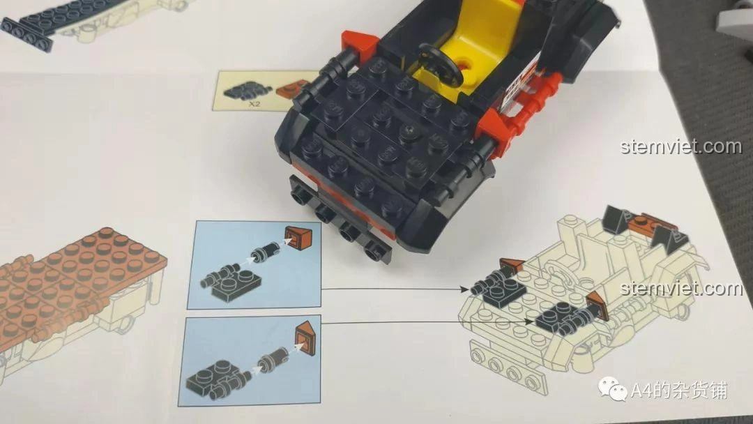Hai mô hình xe địa hình Sluban M38-B0663A Conqueror (vàng) và M38-B0663D Explorer (đen) đã lắp ráp hoàn chỉnh, cùng với hai nhân vật minifigure, tạo nên một cặp đôi hoàn hảo.