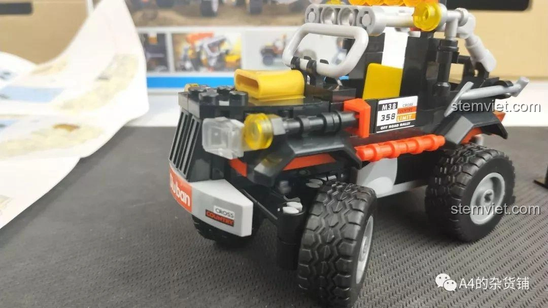 Cận cảnh ví dụ về thiết kế 'mảnh ghép rỗng' của Sluban trên xe địa hình M38-B0663A, cho thấy các khoảng trống bên trong mô hình, giúp dễ tháo lắp và tiết kiệm mảnh ghép.