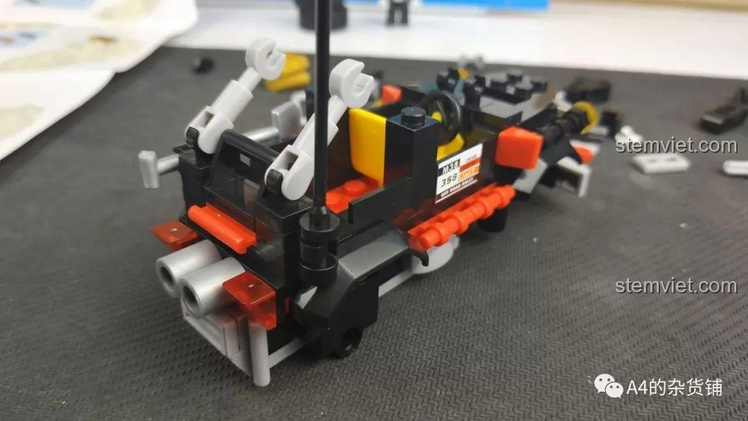 Góc nhìn từ trên cao của hai mô hình xe địa hình Sluban M38-B0663A Conqueror và M38-B0663D Explorer, làm nổi bật các chi tiết trên nóc xe và tổng thể thiết kế.