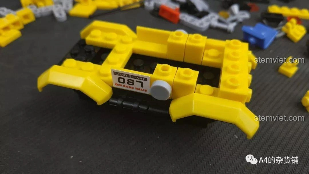 Cận cảnh quá trình dán sticker lên thân xe địa hình Sluban M38-B0663A Conqueror, thể hiện sự tỉ mỉ cần thiết do sticker được cắt rất chính xác.