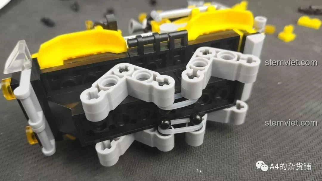 Cận cảnh hệ thống giảm xóc của xe địa hình Sluban M38-B0663A Conqueror, sử dụng các vòng cao su để tạo độ đàn hồi cho bánh xe, giúp xe vượt địa hình tốt.