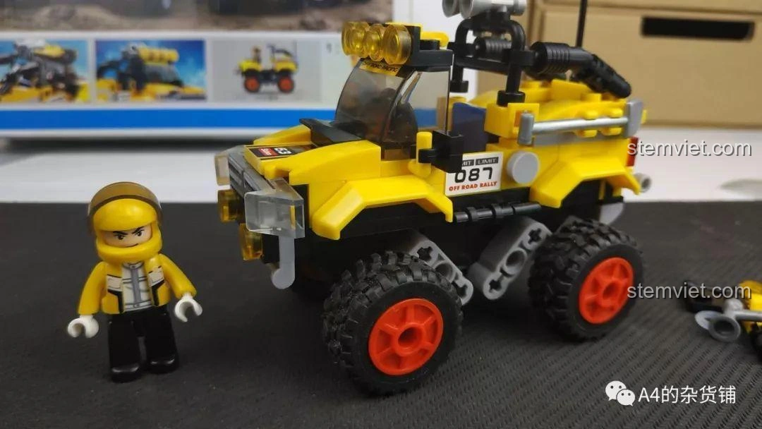 Mô hình xe địa hình Sluban M38-B0663A Conqueror màu vàng đã lắp ráp hoàn chỉnh, với nhân vật minifigure đứng cạnh, sẵn sàng cho cuộc phiêu lưu.