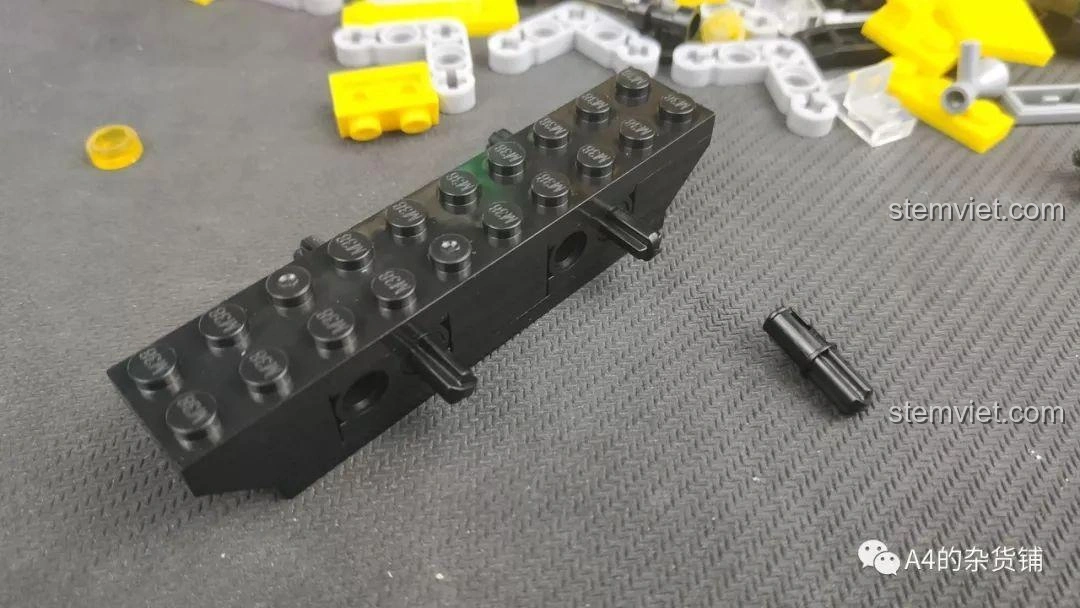 Khung gầm của xe địa hình Sluban M38-B0663A Conqueror đang trong quá trình lắp ráp, cho thấy cấu trúc cơ bản và các điểm kết nối mảnh ghép.