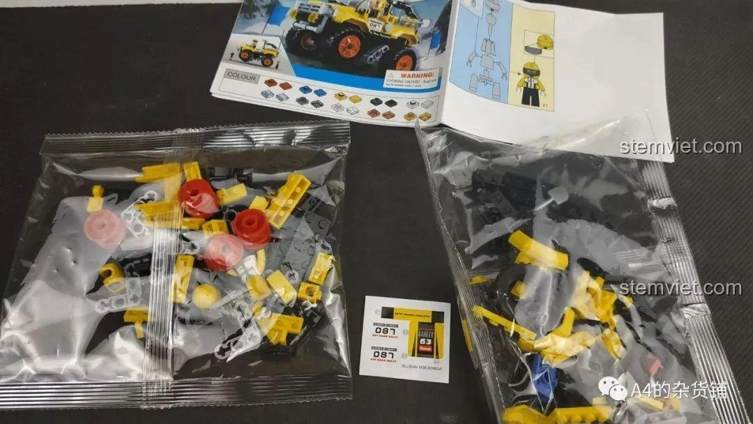 Toàn bộ linh kiện bên trong hộp đồ chơi lắp ráp Sluban M38-B0663A Xe Địa Hình Conqueror, bao gồm các túi mảnh ghép, tờ sticker và sách hướng dẫn.