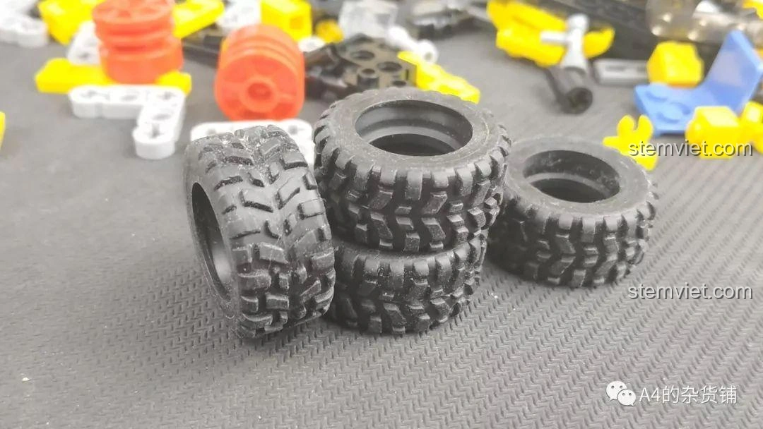 Bộ lốp xe cao su chất lượng cao với vân gai rõ nét của đồ chơi lắp ráp Sluban M38-B0663A Xe Địa Hình Conqueror, mang lại cảm giác chân thực và độ bám tốt.