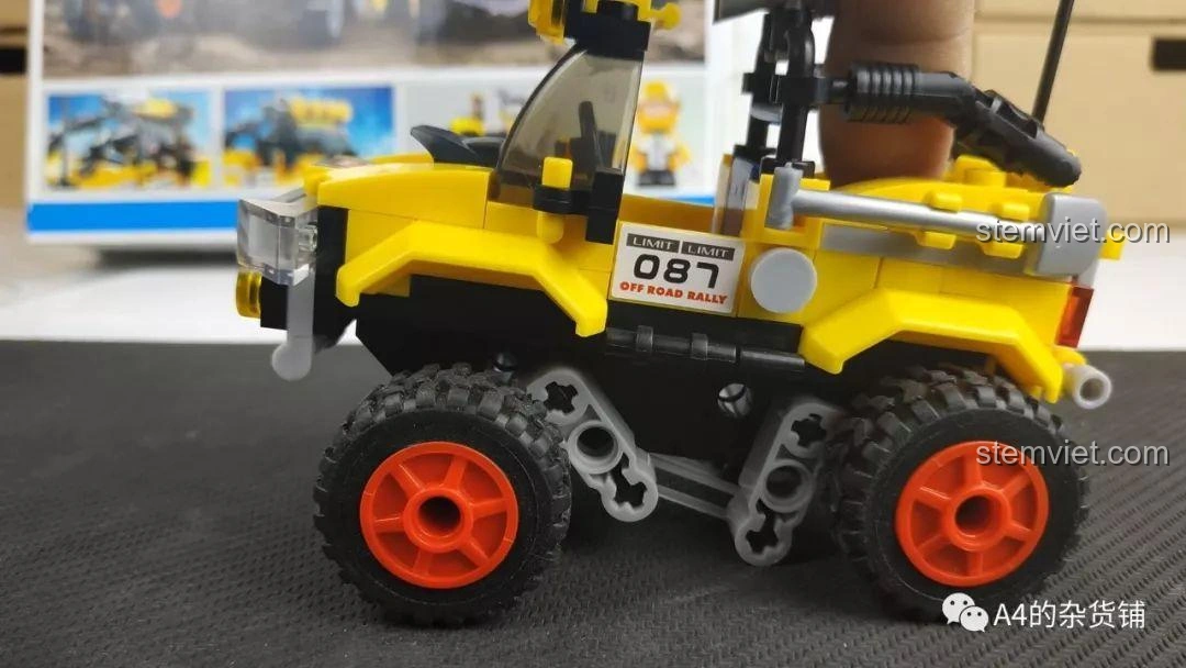 Cận cảnh mặt trước của xe địa hình Sluban M38-B0663A Conqueror đã lắp ráp, với đèn pha và lưới tản nhiệt chi tiết, tạo vẻ ngoài hầm hố.