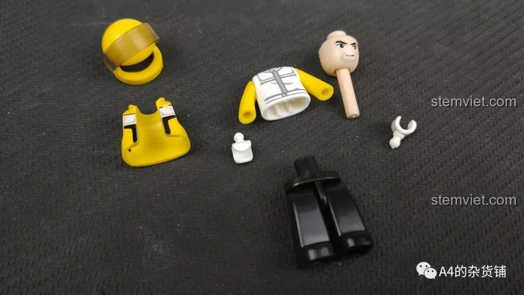 Các bộ phận của nhân vật minifigure trong bộ đồ chơi lắp ráp Sluban M38-B0663A Xe Địa Hình Conqueror, bao gồm đầu, thân, tay, chân và mũ bảo hiểm.