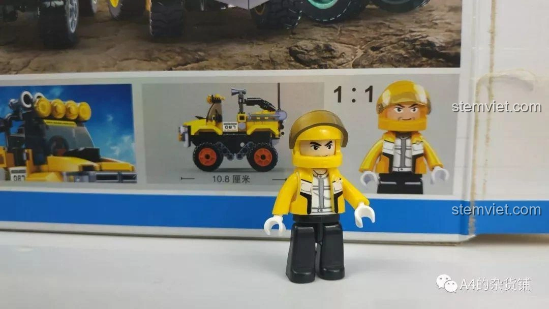 Nhân vật minifigure đã lắp ráp hoàn chỉnh từ bộ đồ chơi Sluban M38-B0663A Xe Địa Hình Conqueror, đứng cạnh hộp sản phẩm, sẵn sàng cho cuộc phiêu lưu.