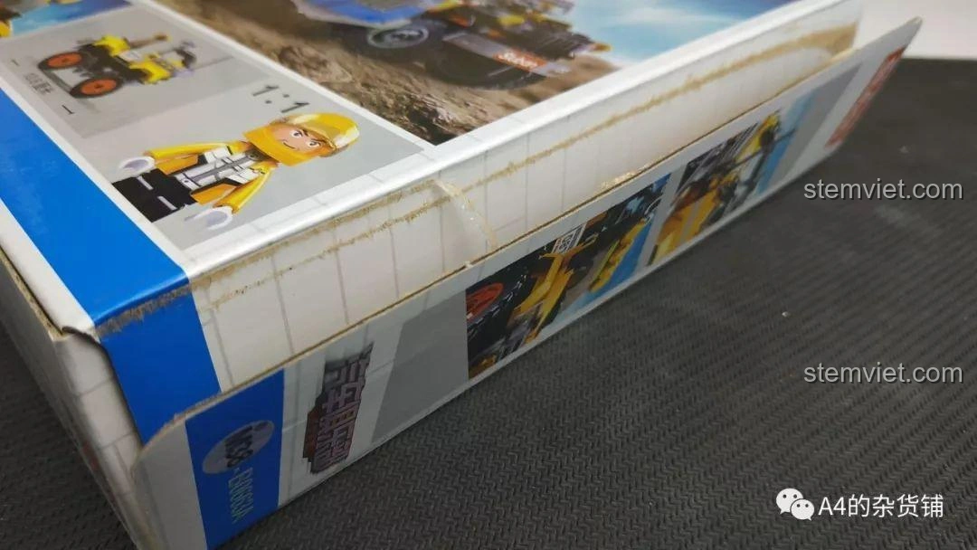 Cận cảnh niêm phong bằng keo nóng trên hộp đồ chơi lắp ráp Sluban M38-B0663A Xe Địa Hình Conqueror, cho thấy hộp dễ dàng mở ra để bắt đầu lắp ráp.