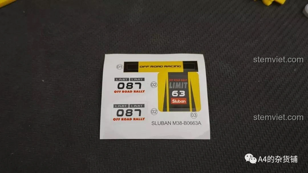 Tờ sticker chất lượng cao của bộ đồ chơi lắp ráp Sluban M38-B0663A Xe Địa Hình Conqueror, với các chi tiết được cắt chính xác để trang trí xe.