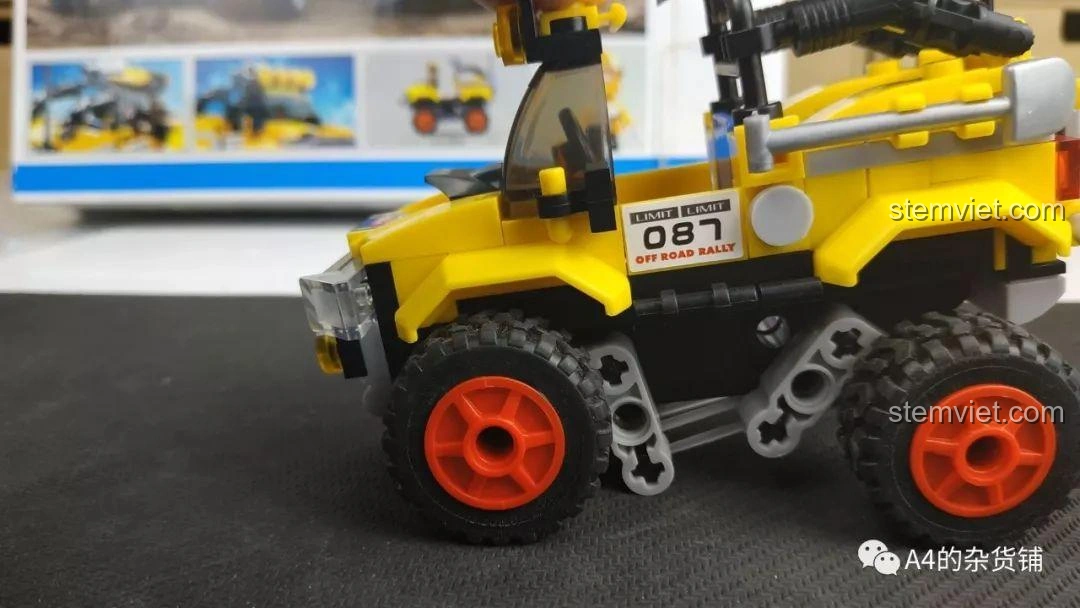 Thử nghiệm hệ thống giảm xóc của xe địa hình Sluban M38-B0663A Conqueror, cho thấy cần một lực khá lớn để nén lò xo, đảm bảo độ bền và ổn định.