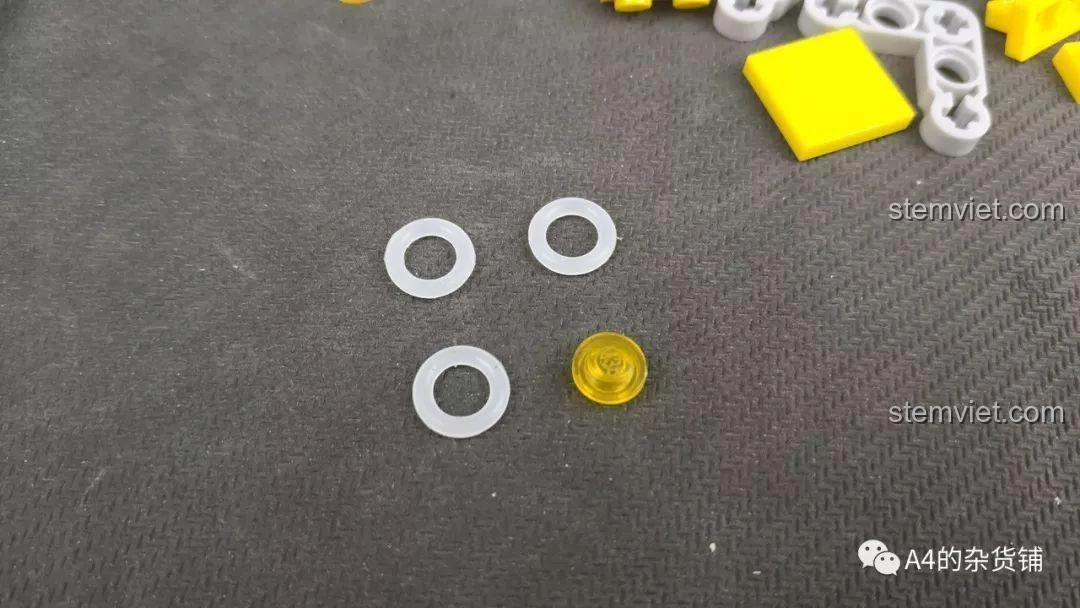 Các vòng cao su nhỏ dùng để tạo hệ thống giảm xóc cho xe địa hình Sluban M38-B0663A Conqueror, một chi tiết độc đáo của bộ lắp ráp này.