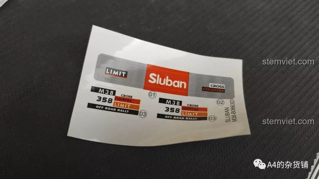 Bánh xe và lốp cao su của xe địa hình Sluban M38-B0663D Explorer, với thiết kế độc đáo và chất liệu bền bỉ, mang lại trải nghiệm lái mượt mà.