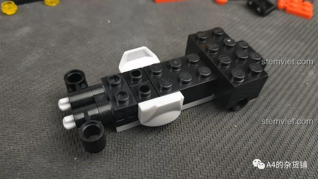 Cận cảnh cấu trúc lái của xe địa hình Sluban M38-B0663D Explorer, sử dụng các mảnh ghép công nghệ để tạo khả năng chuyển hướng linh hoạt cho bánh trước.