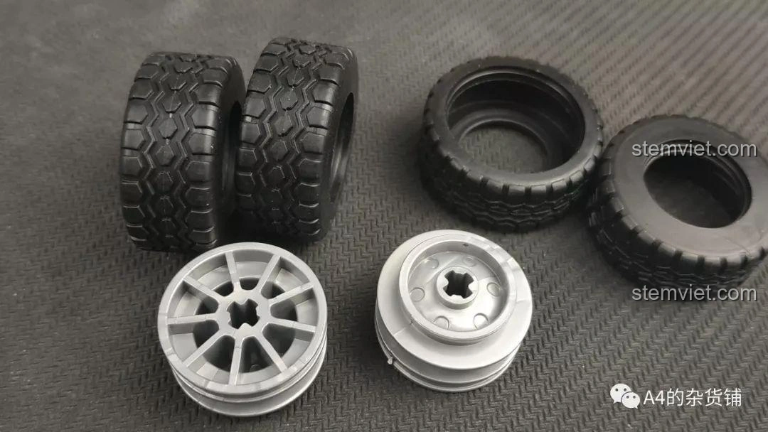 Phần đầu xe địa hình Sluban M38-B0663D Explorer đang được lắp ráp, với các chi tiết đèn pha và cản trước đã hình thành, tạo vẻ ngoài mạnh mẽ.