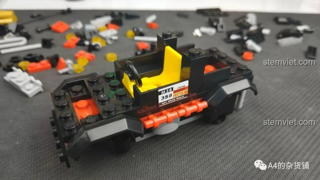 Mô hình xe địa hình Sluban M38-B0663D Explorer màu đen đã lắp ráp hoàn chỉnh, với thiết kế mạnh mẽ và hiện đại, sẵn sàng cho mọi cuộc phiêu lưu.